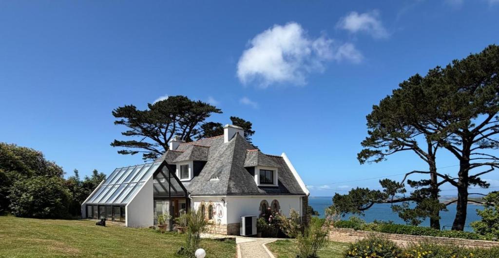 an old house with a roof on a hill at Paradis sur l'Aber in Landéda