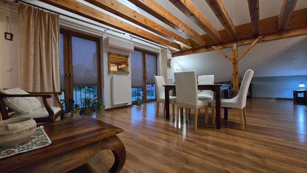a living room with a dining room table and chairs at Barytowy apartament in Tarnowskie Góry