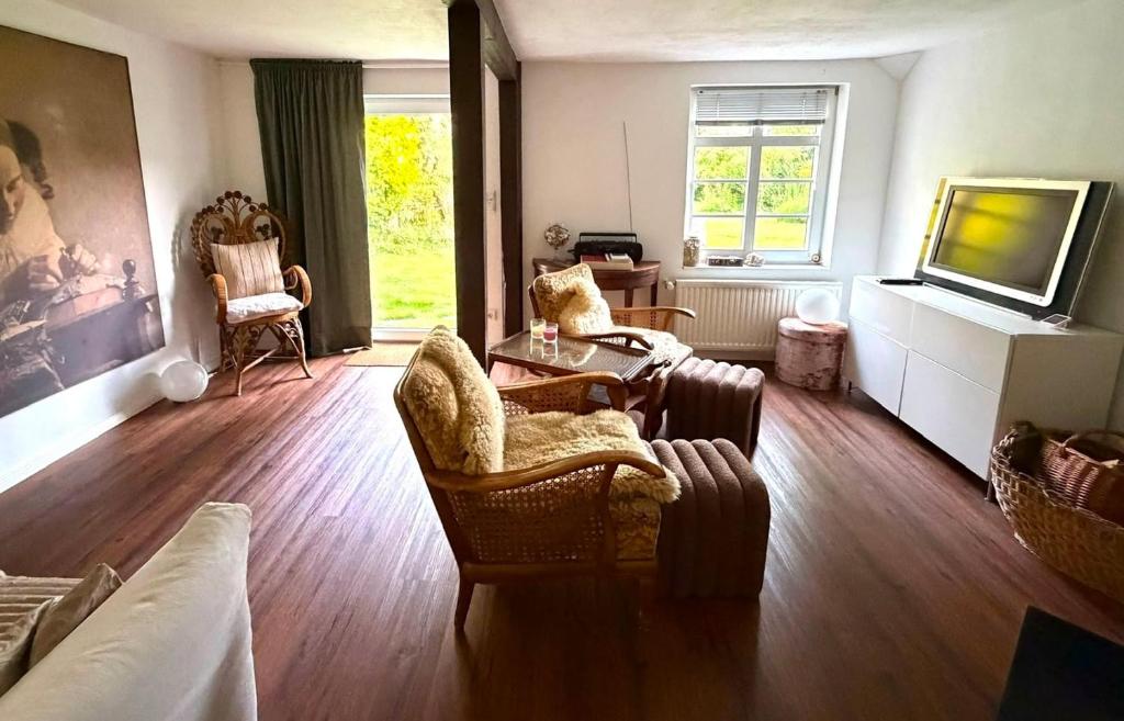a living room with a couch and a tv at Buhne 27 in Dierhagen
