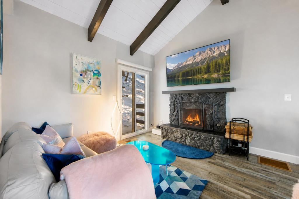 a living room with a couch and a fireplace at Moonstar Lodge in Lake Arrowhead