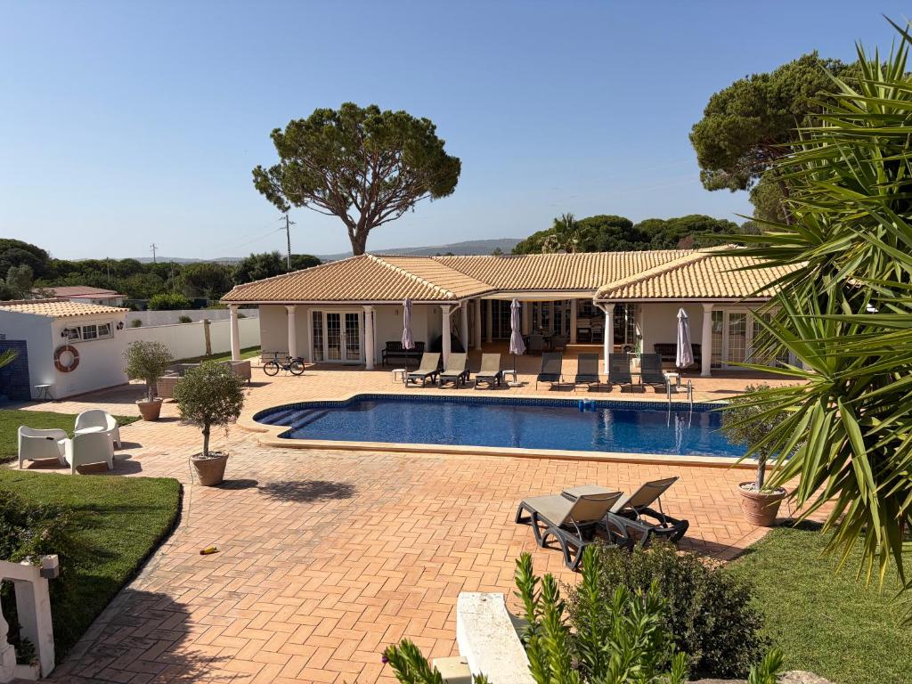 a house with a swimming pool in a yard at Luxury Villa near Vila Sol Golf Resort - Pool & Garden in Quarteira