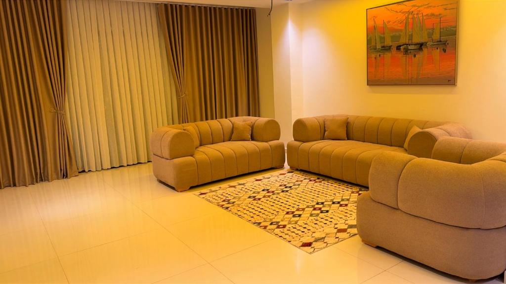 a living room with two chairs and a couch at Ayden Residence Béjaïa in Bejaïa