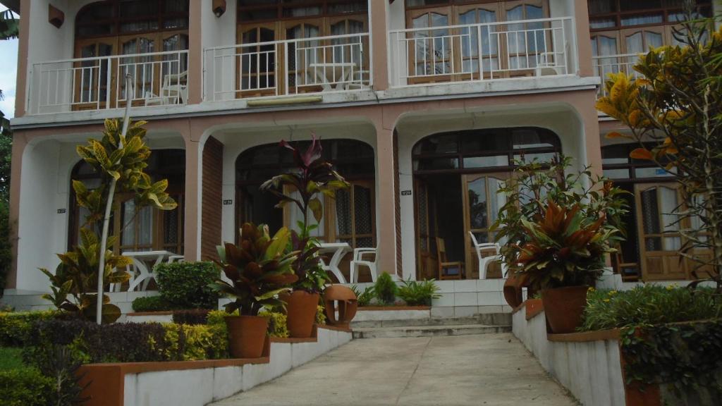 un bâtiment avec des plantes en pot devant lui dans l'établissement Ubumwe Hotel, à Gisenyi