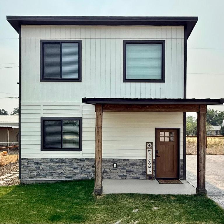 a white house with a brown door and windows at Big Bear near Canyon Lakes in Kennewick