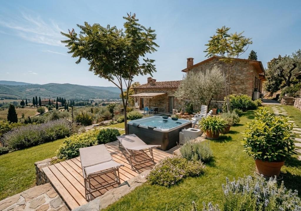 an outdoor hot tub in the backyard of a house at Casale21 in Castiglion Fiorentino