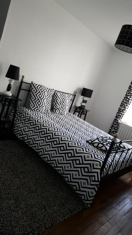 Postel nebo postele na pokoji v ubytování HÔTEL Le 6 3 Home PORT EN BESSIN