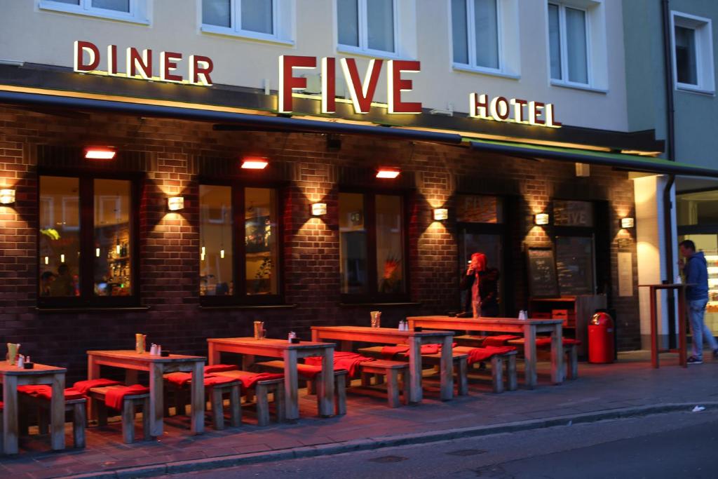 Restaurace v ubytování Hotel FIVE