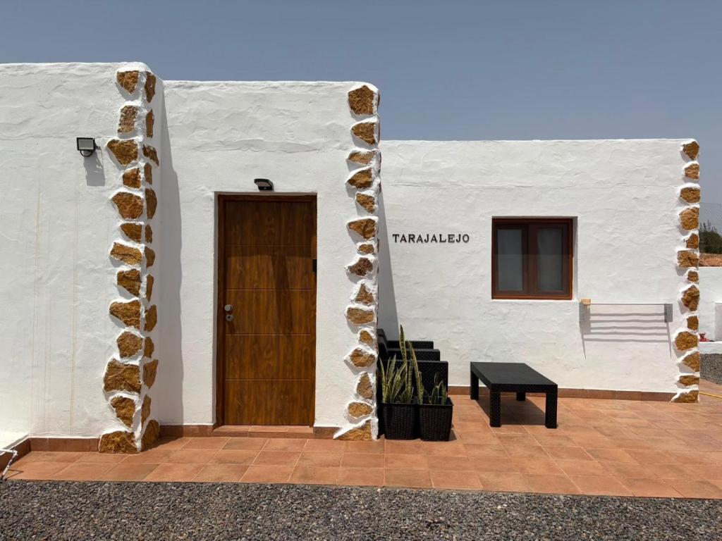 a building with a door and a bench in front of it at Apartamentos Violante in Tuineje