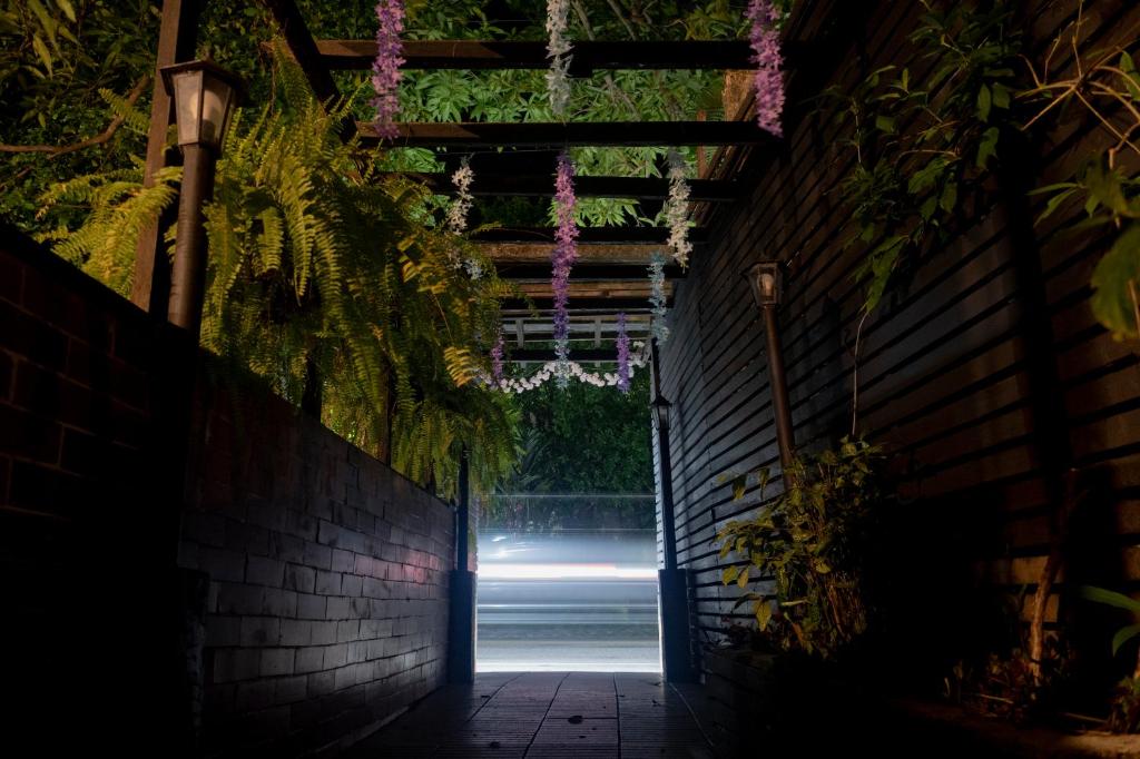 a dark hallway with a light at night at Hostal Antawara Tayrona in El Zaino