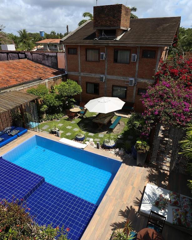 an overhead view of a swimming pool in front of a building at Lumar Flats in Paulista