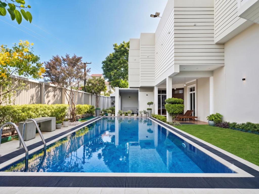an image of a swimming pool in front of a house at Apna Colombo in Nawala