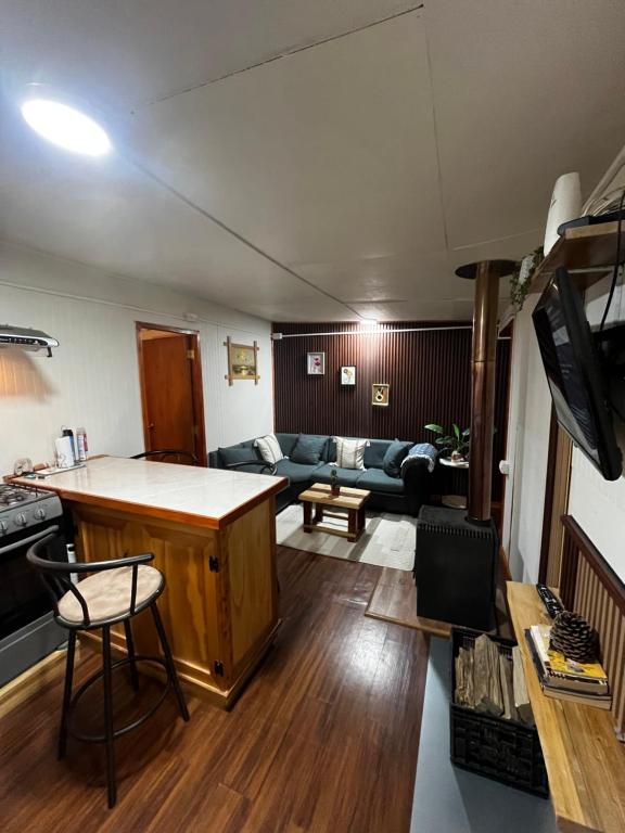 a living room with a couch and a table at Departamento la espiga in Chaitén