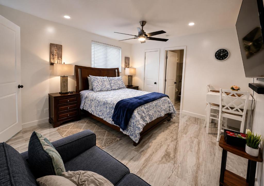 ein Schlafzimmer mit einem Bett und einer Couch in der Unterkunft Modern Cozy Studio in Pinewood