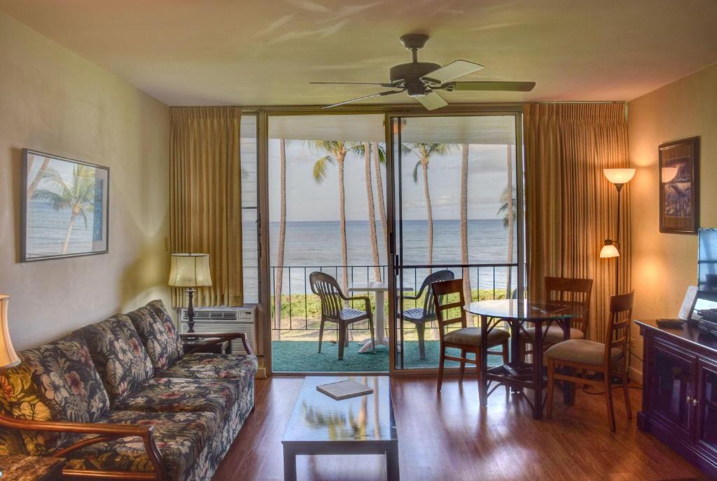 ein Wohnzimmer mit einem Sofa und einem Tisch in der Unterkunft Hale Kai O'Kihei 309 in Kihei