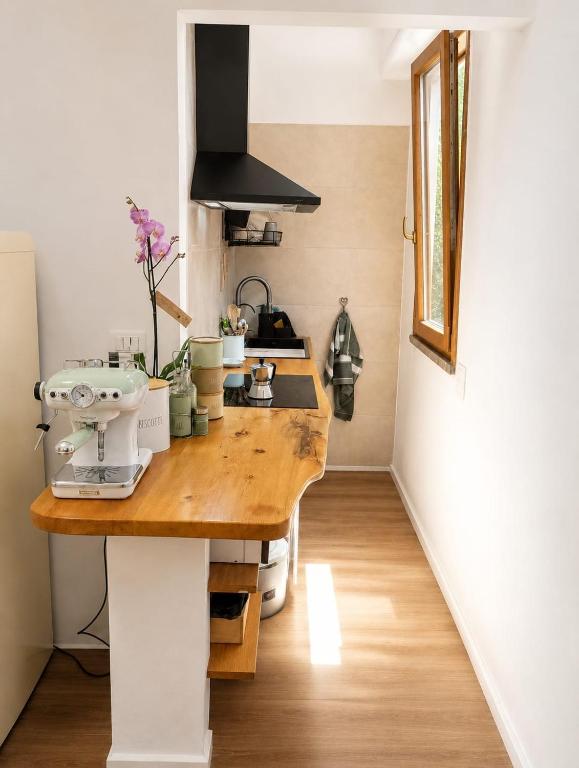 a kitchen with a wooden table in a room at Dolce Risveglio in Monticello