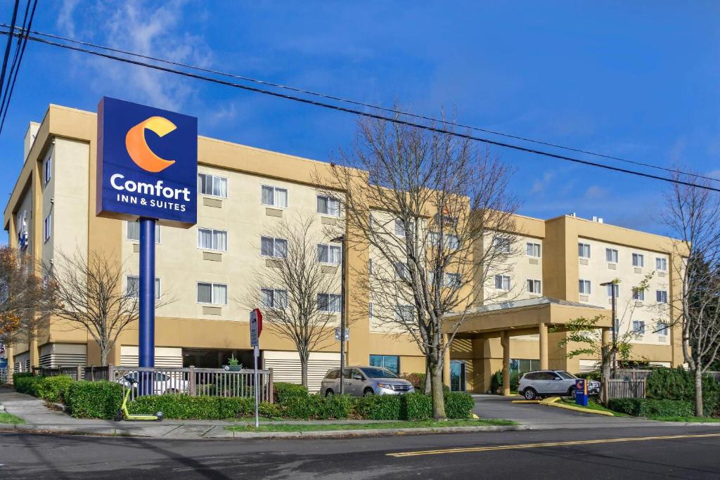 Comfort Inn & Suites Seattle North - Housity