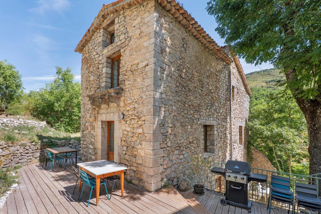 a brick house with a grill and a grill at Gite La Chambrette in Blieux