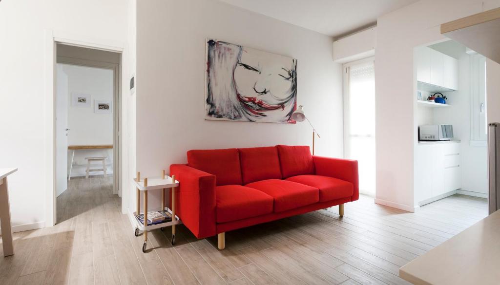 ミラノにあるItalianway-Veniero 8のリビングルーム(赤いソファ付)