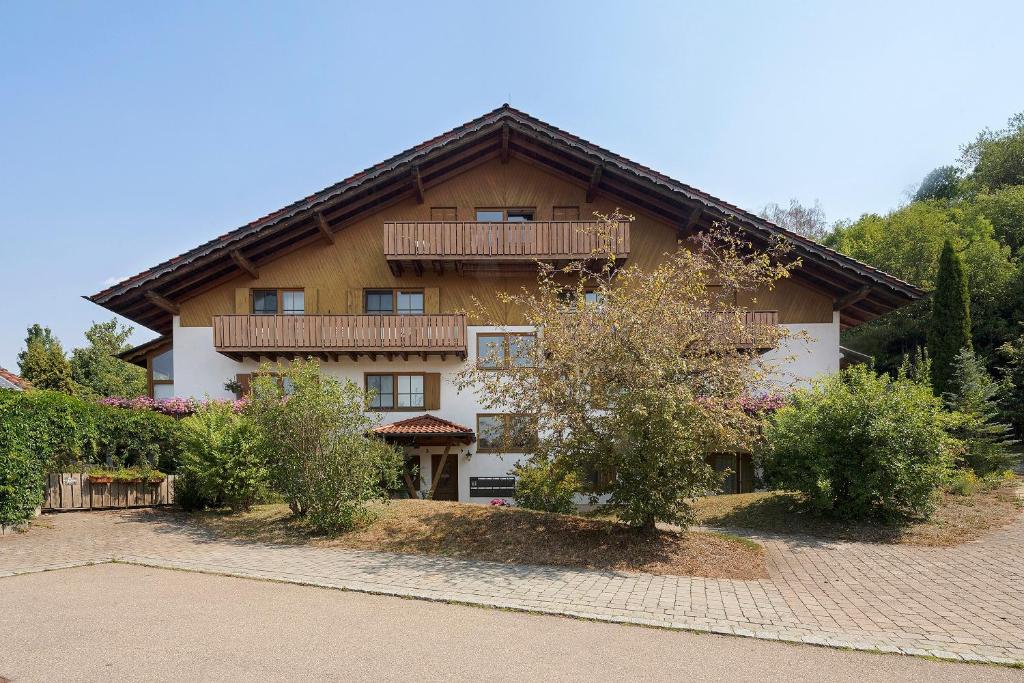 a large house with a balcony on the side of it at Ferienwohnungen Im Försterhaus in Lonsee