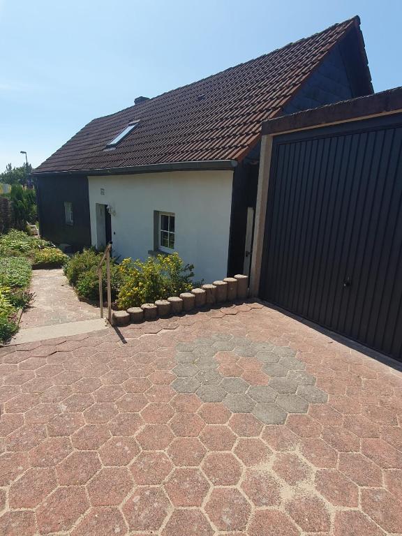 a house with a black fence and a driveway at Historisches Ferienhaus Tönchen in Rinteln