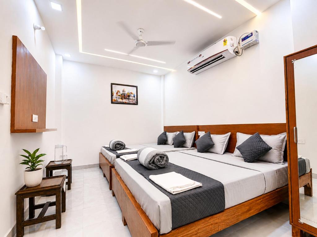 a bedroom with a large bed in a room at Shree Radha Vallabh Palace 800 m from Prem Mandir in Vrindāvan