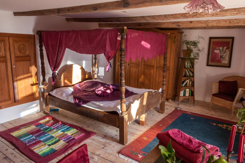 Schlafzimmer mit einem Holzbett mit Baldachin in der Unterkunft Bed and Breakfast da Toldo in Russo