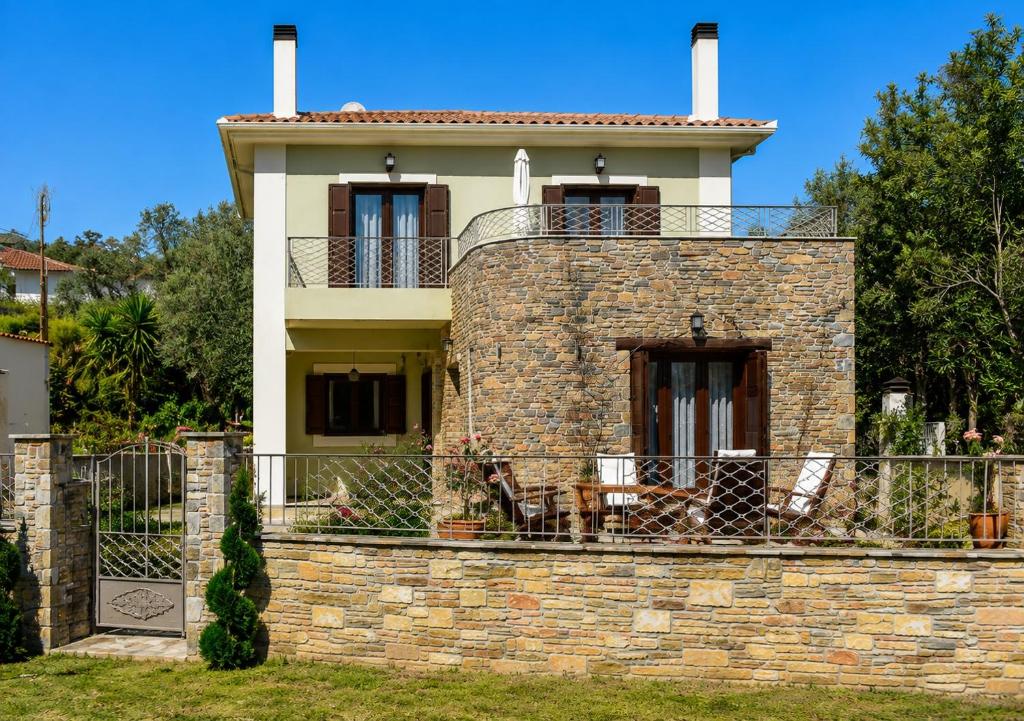 a house on top of a brick wall at Villa iliotropio in Lefokastro