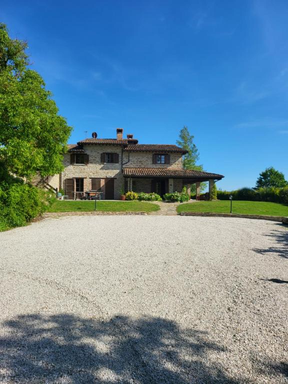 a large house with a driveway in front of it at Agriturismo Fontesomma in Apecchio