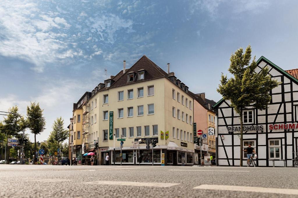 a building on the side of a city street at Hotel und Gaststätte zum Grafenwall in Recklinghausen