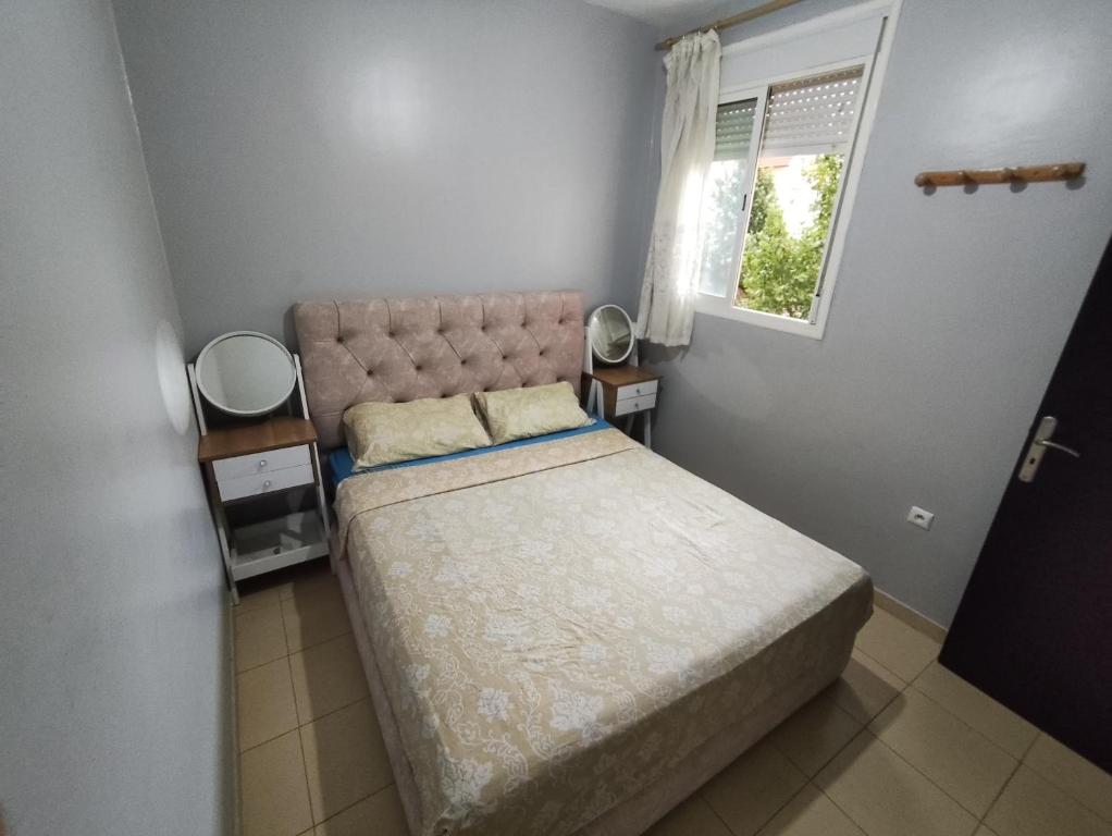 a small bedroom with a bed and a window at Bonnes vacances in Ifrane