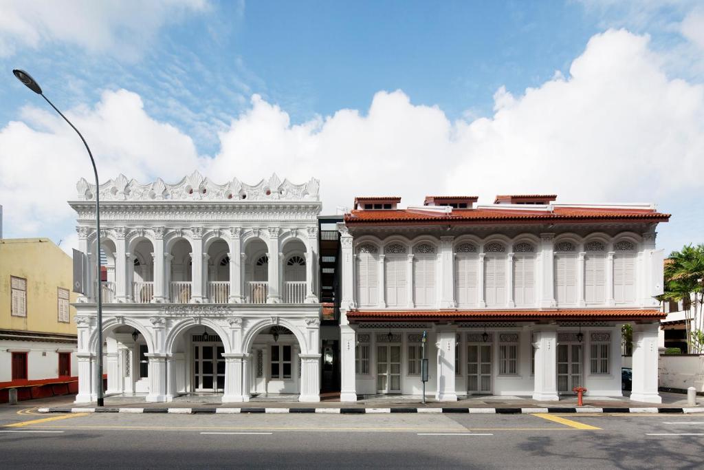 un edificio bianco sul lato di una strada di The Sultan a Singapore