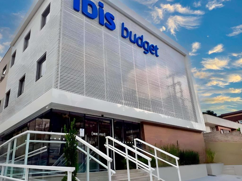 a building with the words los angeles budget at ibis budget Petropolis in Petrópolis