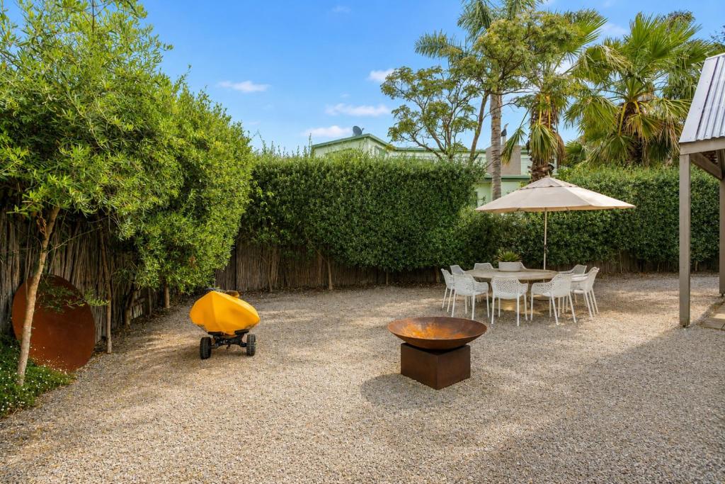 a patio with a table and chairs and an umbrella at Kos Place in Blairgowrie by Ready Set Stay in Blairgowrie