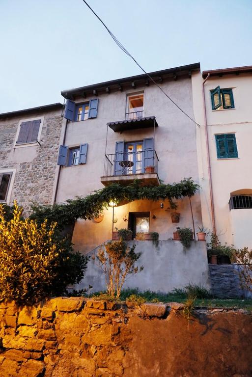 a building sitting on top of a cliff at Casa Fernanda in Albiano