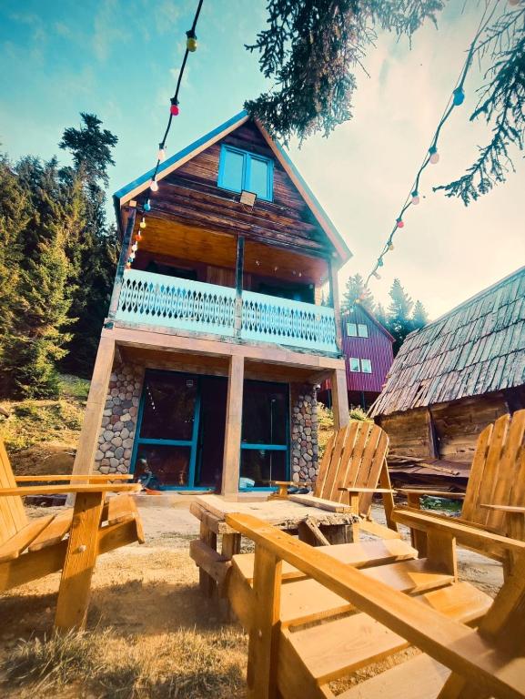 a log cabin with a picnic table and chairs at Getaway in Chʼkhakoura
