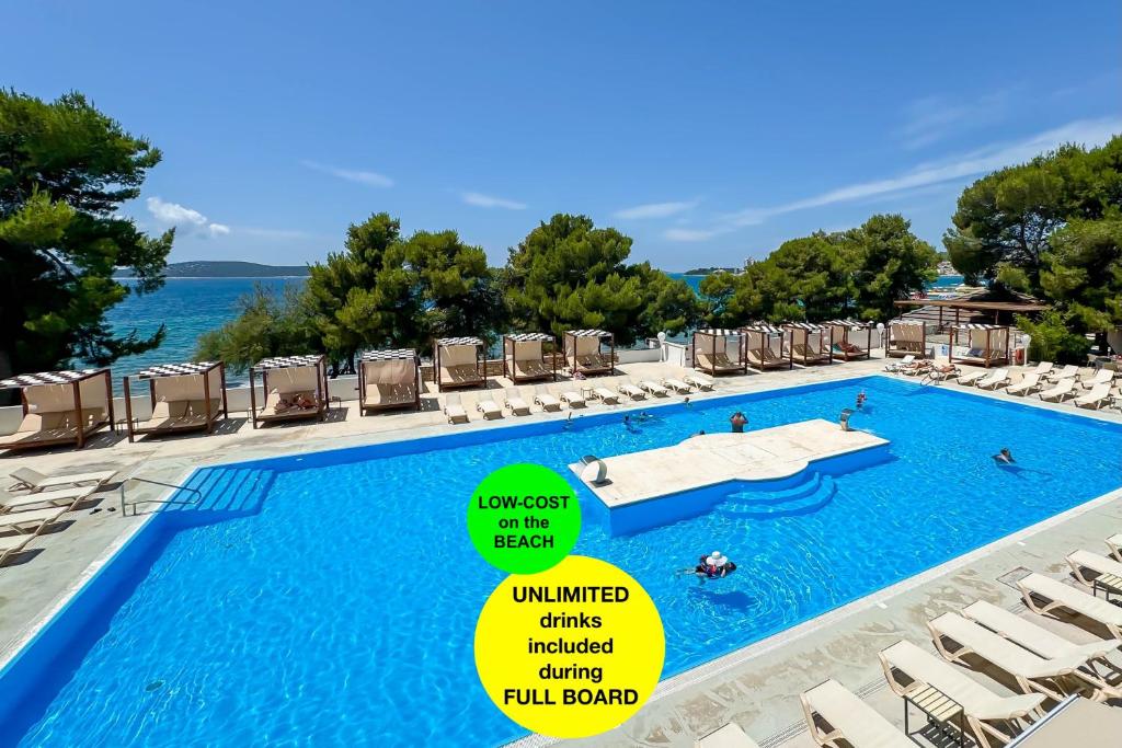 an image of a pool with chairs and water at hotel depandance Imperial Green by GLOBTOUR in Vodice