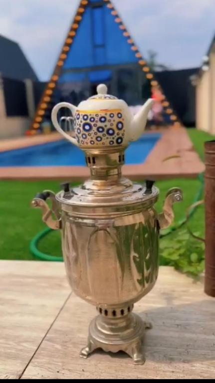 a tea pot on top of a silver trophy at Emaar Afreem Pastar Qebele in Gabala