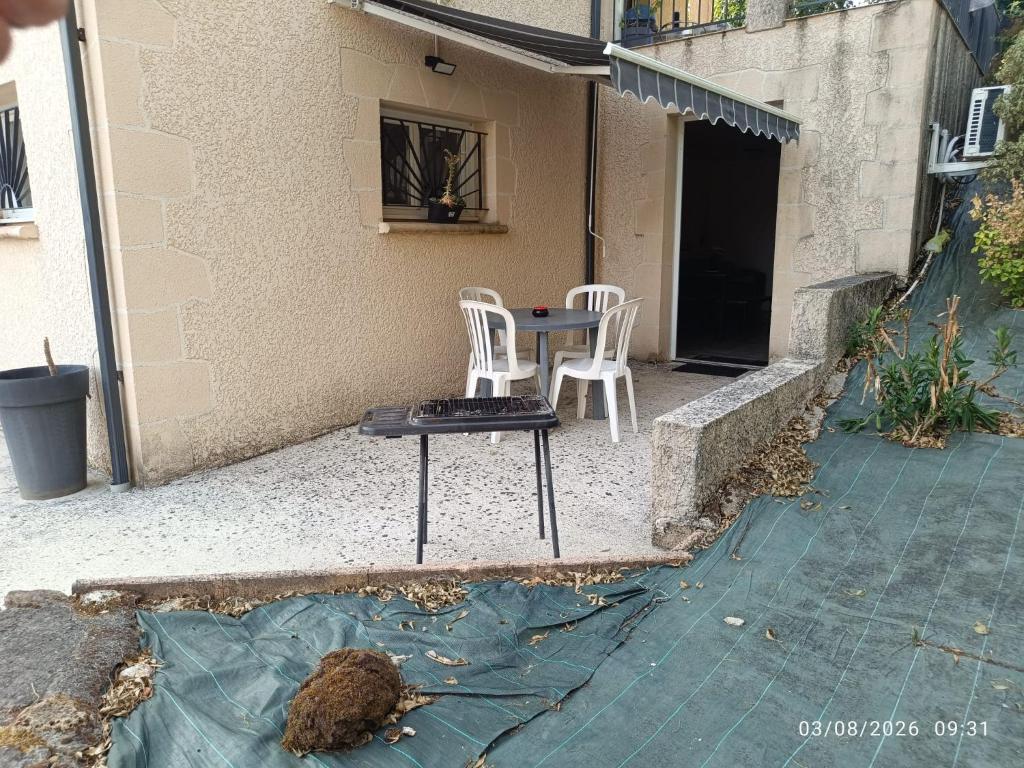 a table and two chairs sitting on a patio at La lisière tarnaise in Labastide-de-Lévis