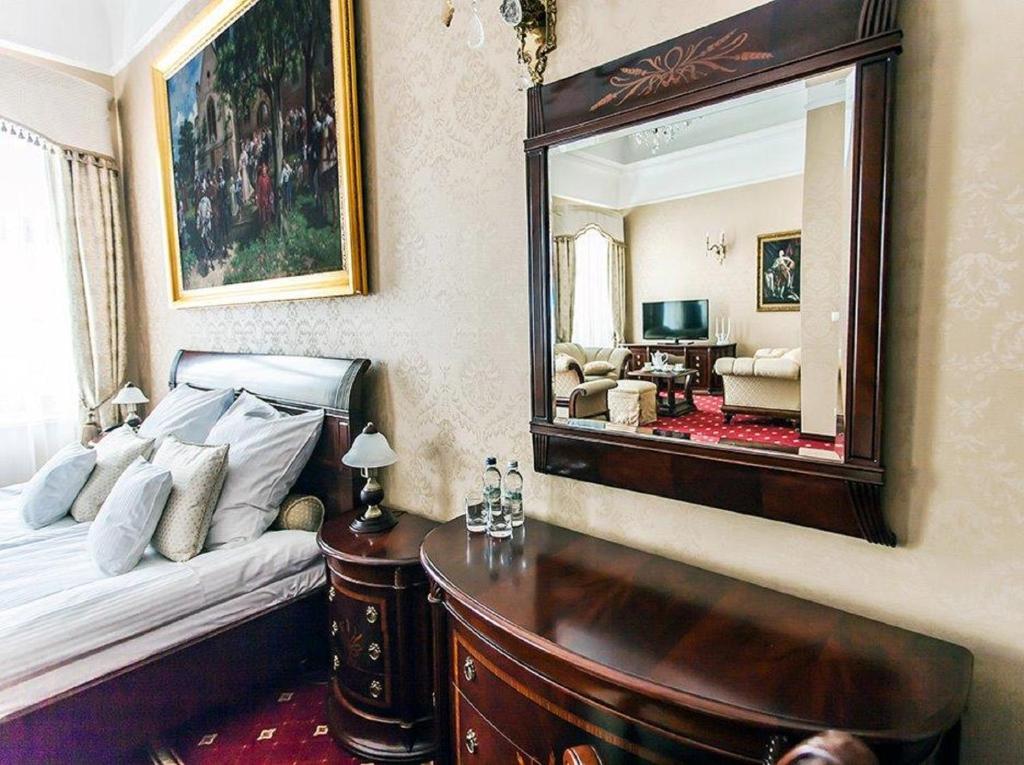 Postel nebo postele na pokoji v ubytování Pałac Żelechów Spa & Wellness