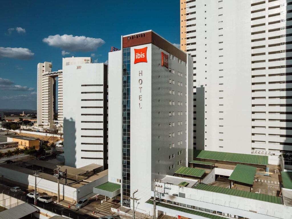 a tall white building with a fedex sign on it at ibis Juazeiro do Norte in Juazeiro do Norte