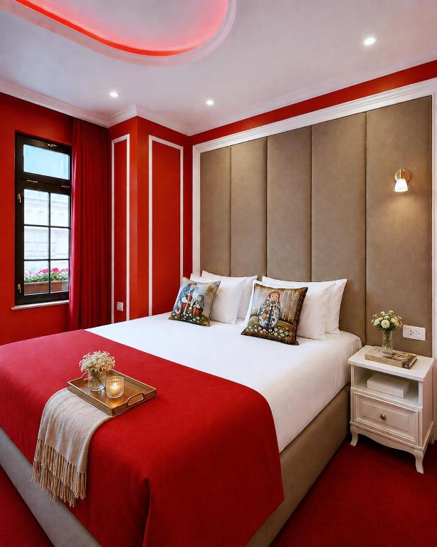 ein Schlafzimmer mit einem großen Bett und roten Wänden in der Unterkunft Seven Beautiess Hotel in Baku