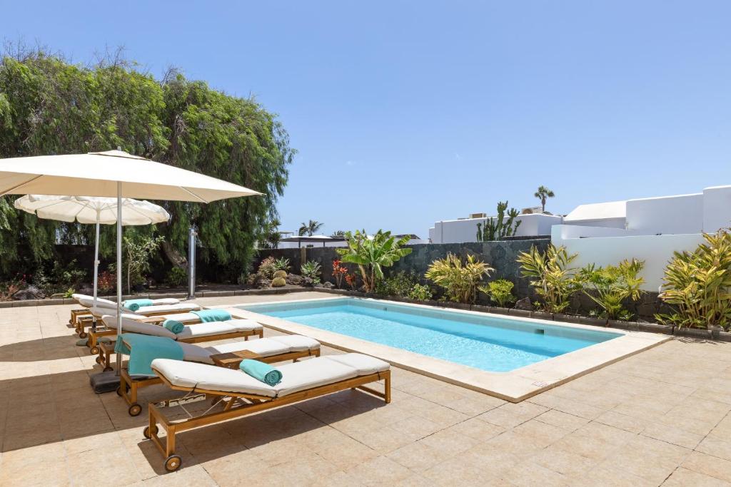 Villa Amara - Sea Views & Private Heated Pool