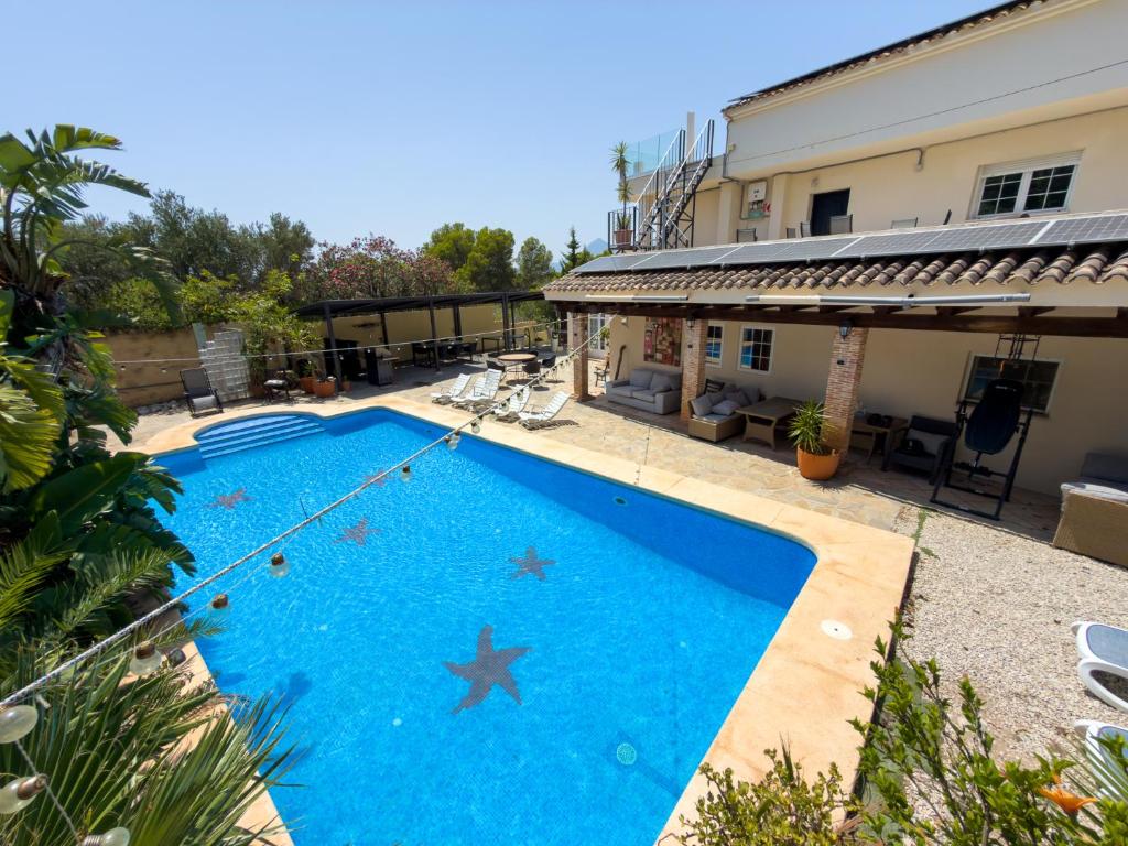 a large blue swimming pool in a yard at Cyclolodge in Altea
