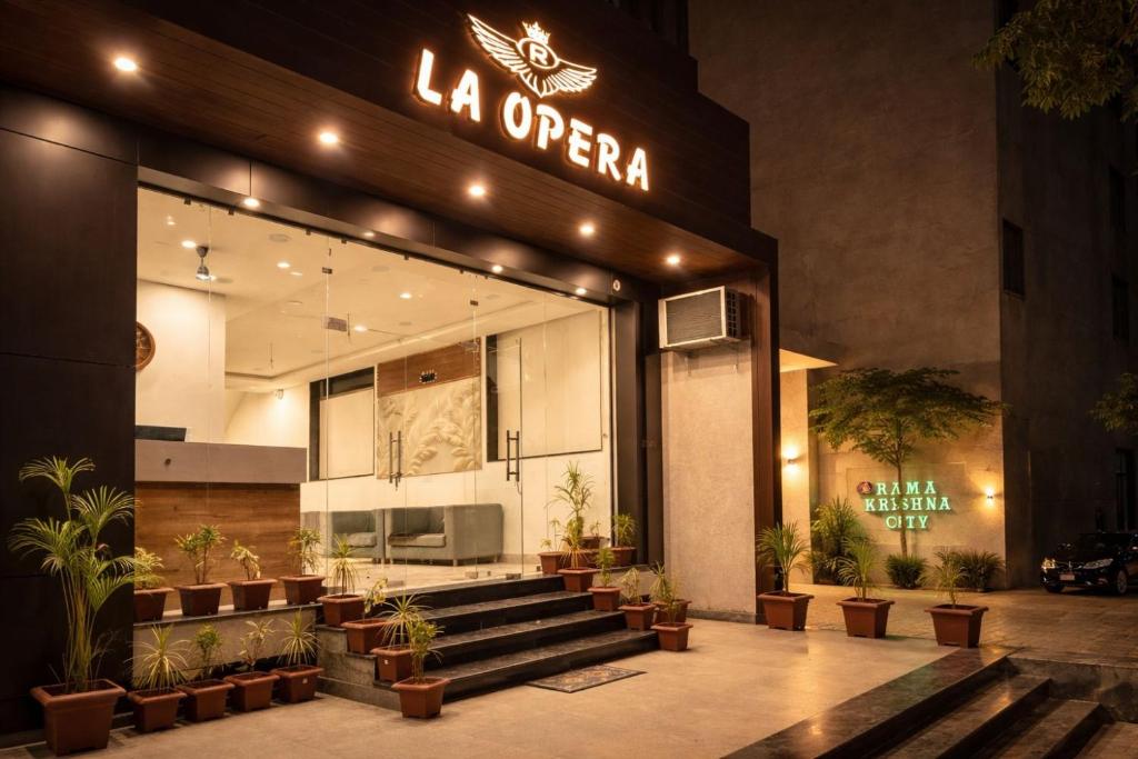 eine Lobby eines Laopera-Restaurants mit Topfpflanzen in der Unterkunft Hotel La Opera in Gwalior