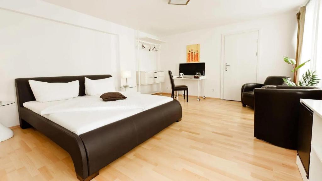 a bedroom with a bed and a living room at Urban City Nest in Vienna