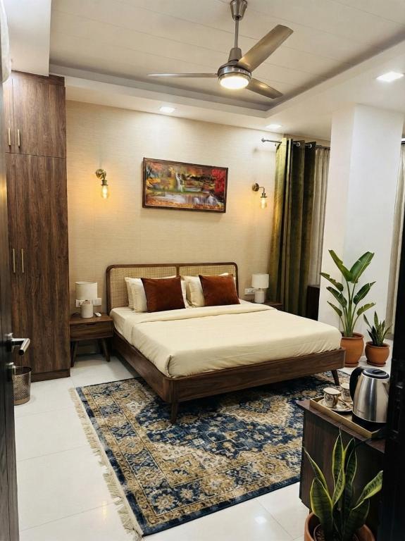 ein Schlafzimmer mit einem Bett und einem Teppich in der Unterkunft Hotel Signature Plaza - Near Lajpat Nagar Metro in Neu-Delhi
