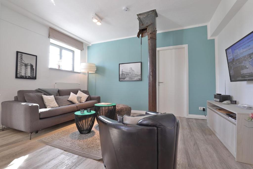 a living room with a couch and a table at Ohlerich Speicher App_ 03 in Wismar
