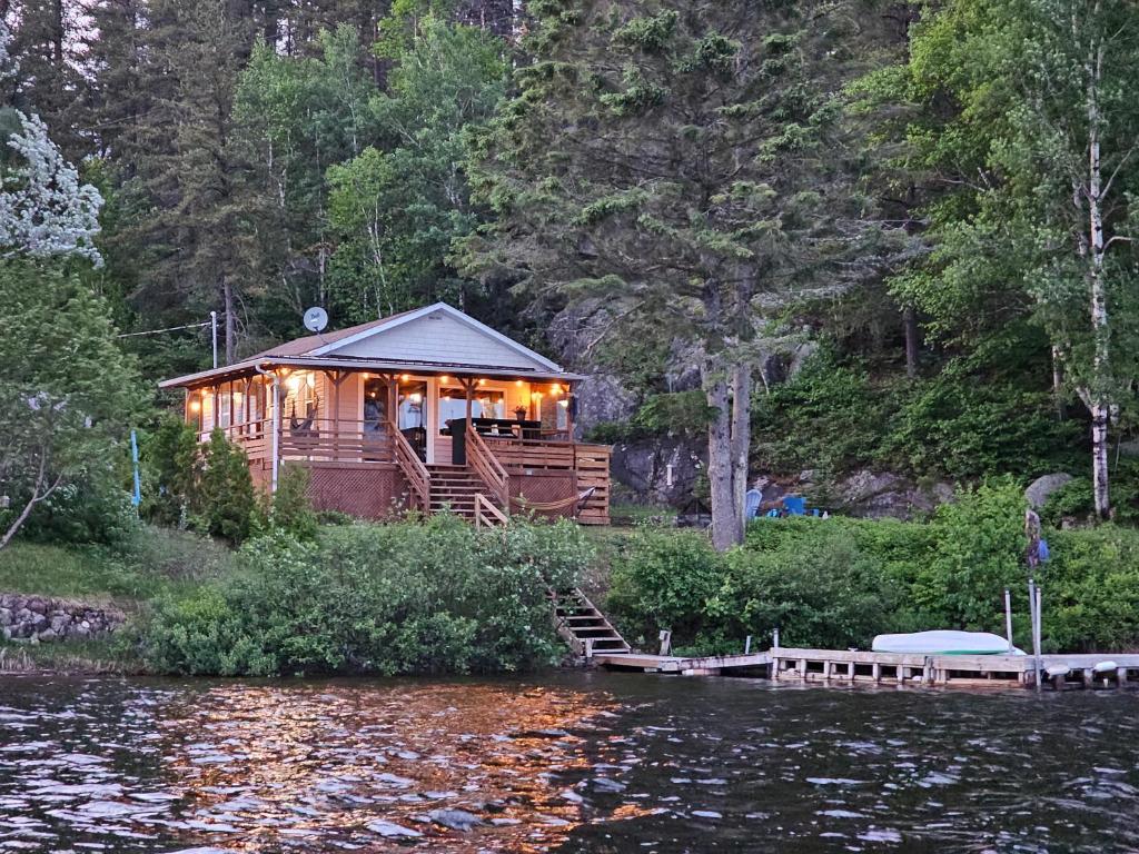 a cabin on the shore of a lake at Refuge Boréal - Bord du lac paisible in Saint-Ambroise