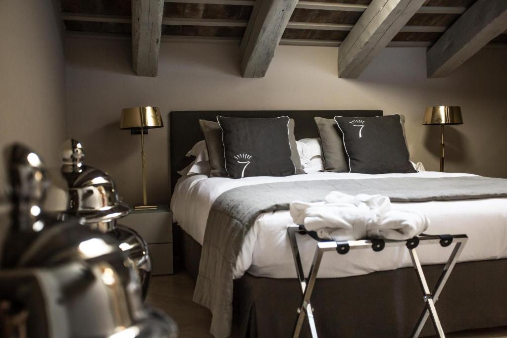 Postel nebo postele na pokoji v ubytování Seven Historical Suites