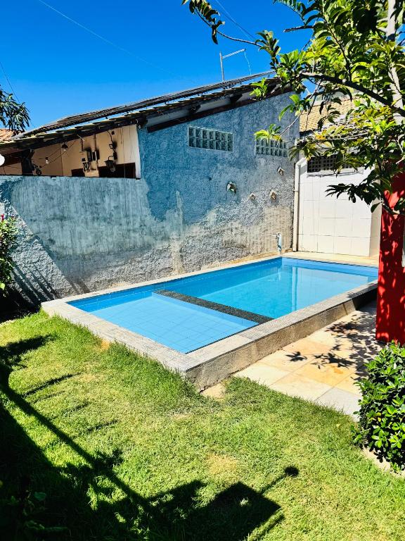 a swimming pool in the backyard of a house at Casa Alemao Águas Belas in Cascavel